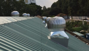 qua-cau-hut-nhiet-mai-nha