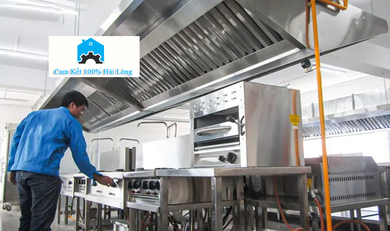 Lap-dat-ong-hut-khoi-hut-mui-nha-bep-nha-hang-tai-TP-HCM-768x455